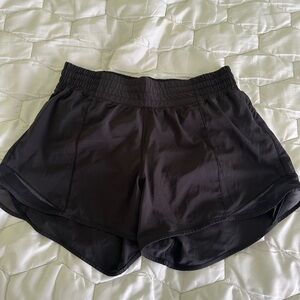 Black lululemon hotty hot shorts 4"